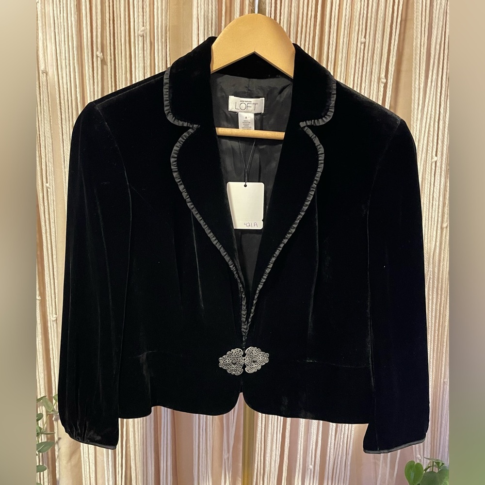 Ann Taylor LOFT black velvet cropped blazer bolero shrug w/ silver clasp closure - Picture 3 of 13
